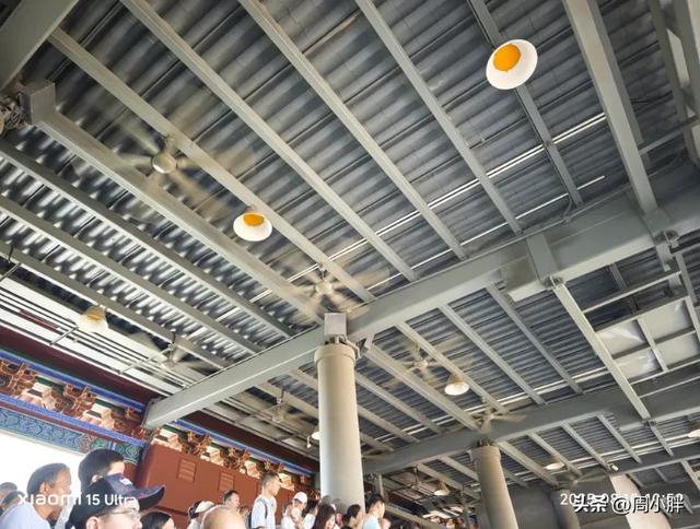 为游客安装成片的电扇,清明上河园入园排队16分钟