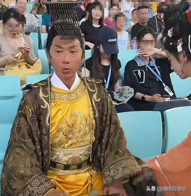 心酸！65岁港星景区打工，当年比肩刘德华，现如今成了酒糟鼻老汉