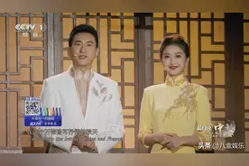 央视中秋晚会，新人主持颜值高，身穿黄色旗袍，美得让人挪不开眼图片