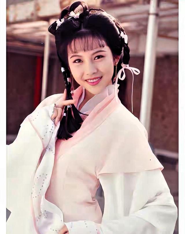 52岁蔡少芬现状让人心酸，脸垮不平	，又瘦又老，一代女神也落寞了