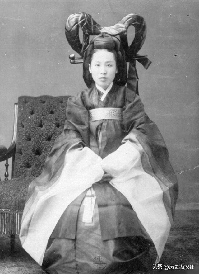 这是袁世凯五姨太的真实样貌，头发稀疏并不貌美，但备受宠爱