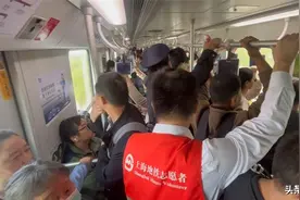 记者直击劝阻地铁“板凳族”，其实这样乘可以不用小板凳！图片