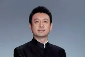 私生活混乱？被传10年换5任妻子，从央视离职的他，如今怎么样了图片