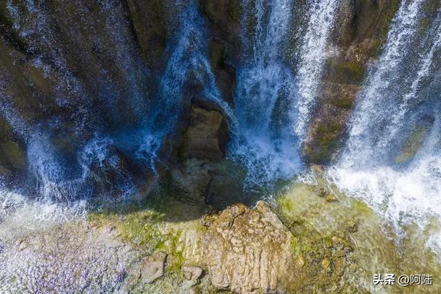 如果说玩转玉龙雪山得花300元，那么这个人工瀑布起码值50