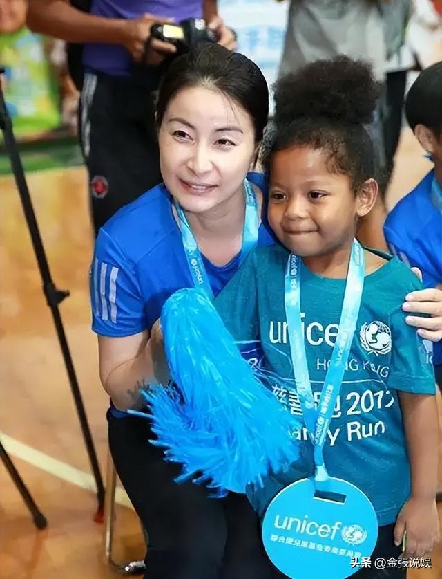 霍震霆没想到，44岁儿媳郭晶晶再次官宣喜讯，让整个阔太圈沉默了