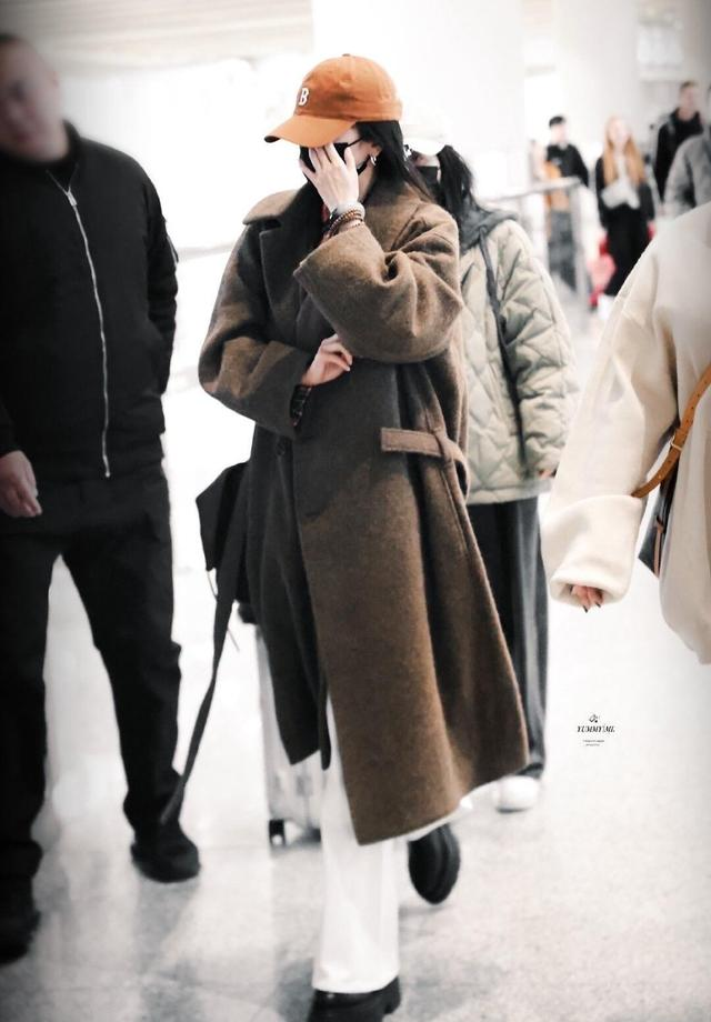 杨幂把大衣穿明白了 酷飒慵懒全拿捏 普通人这么搭 出街也能有