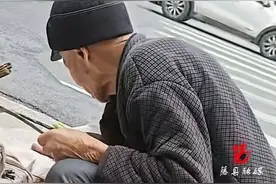 江西上饶85岁老农摆摊卖菜，日入8元却被强收10元管理费！愤怒！图片