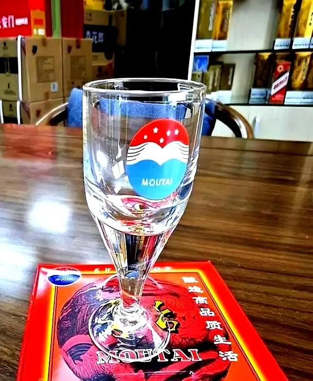 茅台员工坦言：买茅台送的小杯子，不是用来喝酒的，其另有深意！