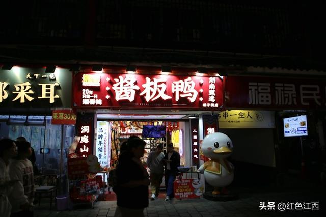 坡子街的夜色里，藏着长沙的烟火人间
