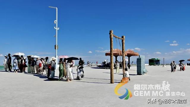 察尔汗盐湖暑期成“顶流” 单日客流量屡创新高