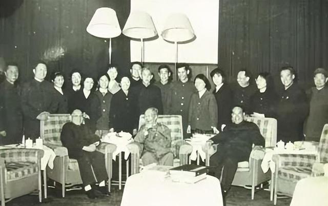 他给毛主席当了26年警卫员，后又保卫华国锋邓小平，如今依然在世