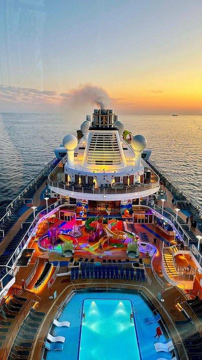 国际邮轮围剿中国市场，瞄准老年客群收割，水价暴涨6倍赚黑心钱