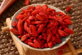 坚持用枸杞泡水喝，身体会发生什么变化？提醒：6类人不能跟风吃图片