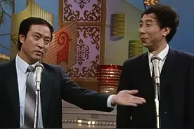 骂国足还得看春晚，30年经典又狠又辣，冯巩牛群才是讽刺界天花板图片