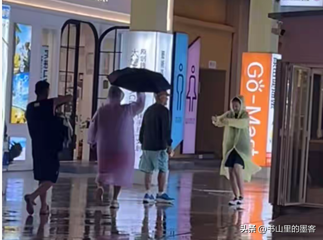 68岁赵本山现身三亚，逛街专人接待	，买太多衣服保镖快拎不动袋子