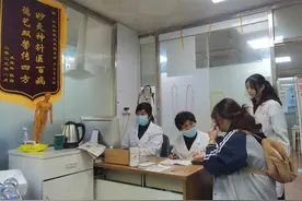 “针”厉害！福州89岁老中医在社区坐诊圈粉无数！被病人称为“神针奶奶”图片