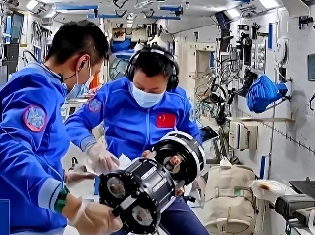 中国摘下皇冠上的明珠，为空天战机扫平障碍，美国说我先提出理念