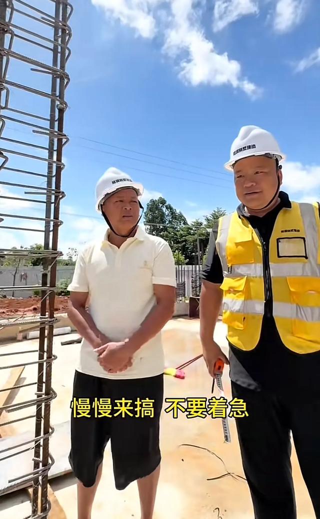 全红婵家的新房终于复工，邻居都开始建二层了，全妈来工地催进度
