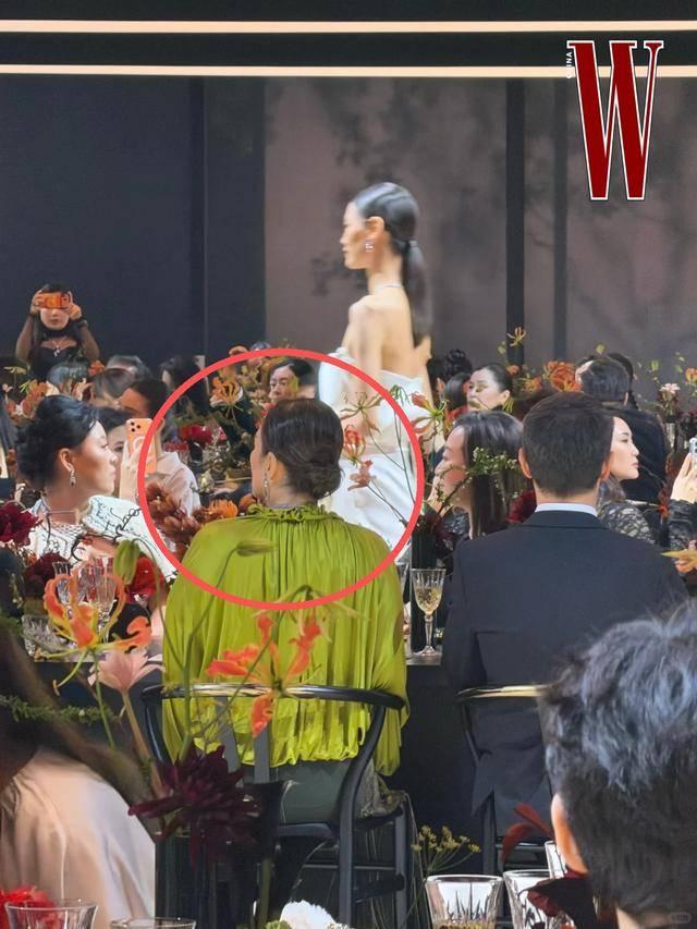 巩俐一头银发现身晚宴！从容老去拒绝修饰，真实状态最美！