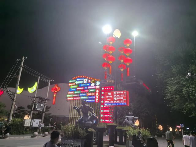 北京最大的夜市！逛三个小时完全没问题！停车场有十个！人山人海