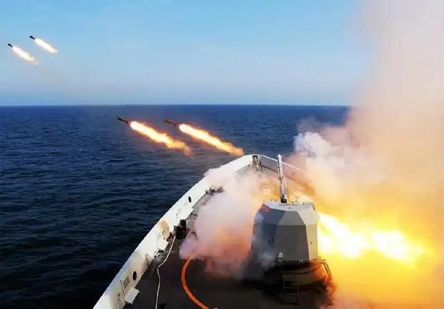 日本右翼终于闭嘴了！解放军给美军前所未有的待遇，把高市看懵了