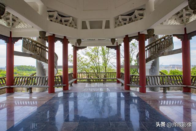 登“尊师亭”，揽西川景