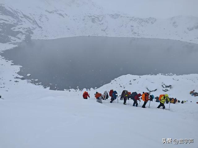 珠峰东坡国庆遇暴雪，近千徒步者连夜铲雪求生，脱险后教训要记牢