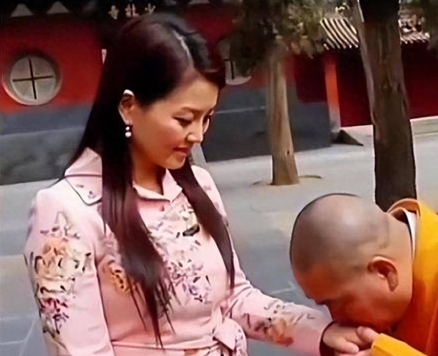 李湘不再隐瞒！公开与释永信真实关系，亲密照真相终于水落石出！