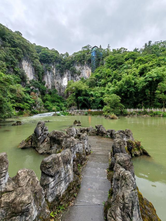 安顺龙宫：喀斯特的秘境诗篇