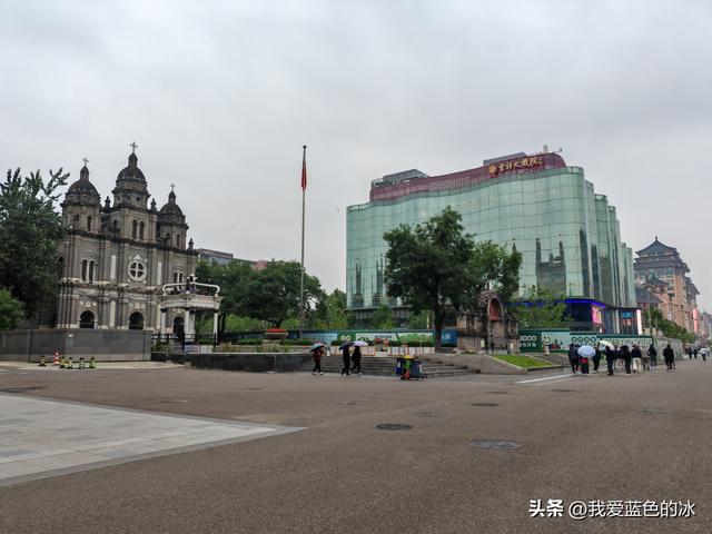 从中国美术馆出来，钻胡同，一路逛到王府井大街
