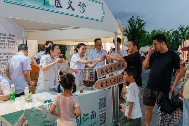 大批人冒雨赶来！富阳这里，太有氛围感了！