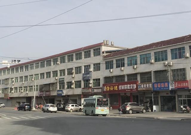 大别山有着八百年历史的县治地,没落成了现在的小山村。