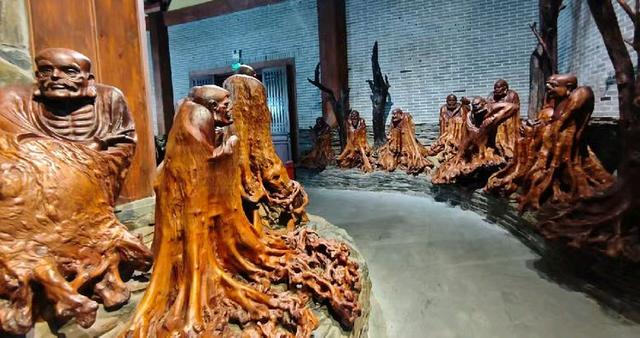 参观根宫佛国博物馆