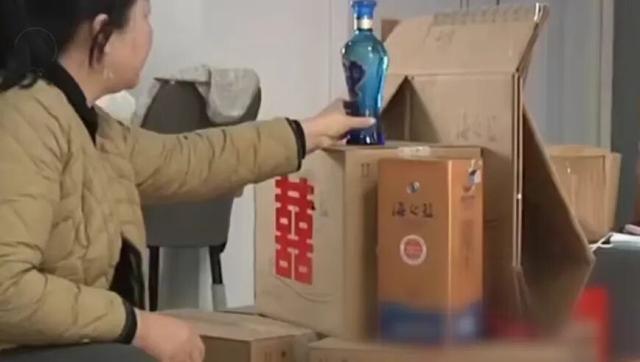 “丢死人了！”女子为儿子订婚花7000元买11箱海之蓝，被亲家发现是假酒！