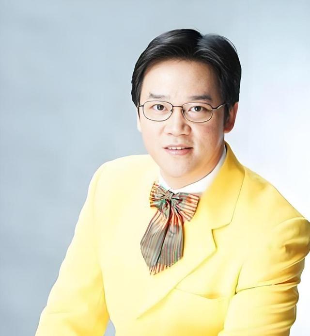 刚出狱就带全家出国潇洒，坐头等舱吃大龙虾，前主持人陈维聪火了