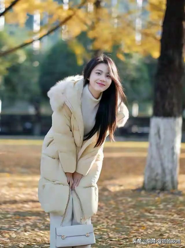 河南郑州一校花好漂亮， 身高168cm体重46kg ，美的让人移不开眼