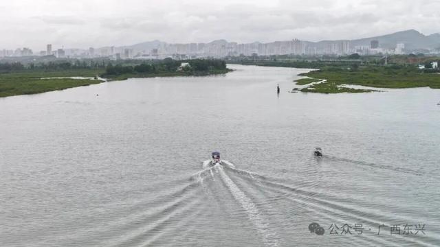 中越界河风景区“一船游两国”项目受游客青睐
