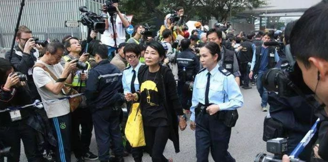 苍天饶过谁！拒唱国歌否认中国籍，俩儿子落户国外，她现状如何？