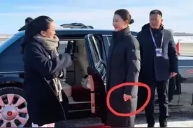 佩通坦离华和女保镖依依不舍！临走返回逗笑严月霞！犀利眼神变了图片