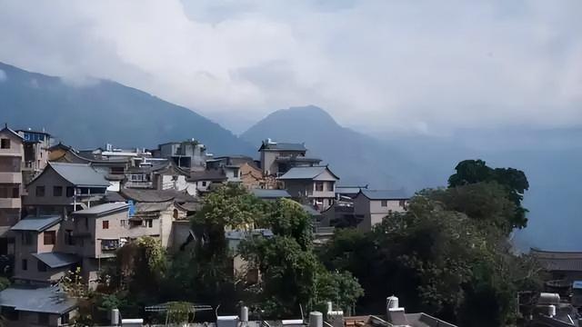 盛极一时的云南古镇，少有人知，美食美景物价低