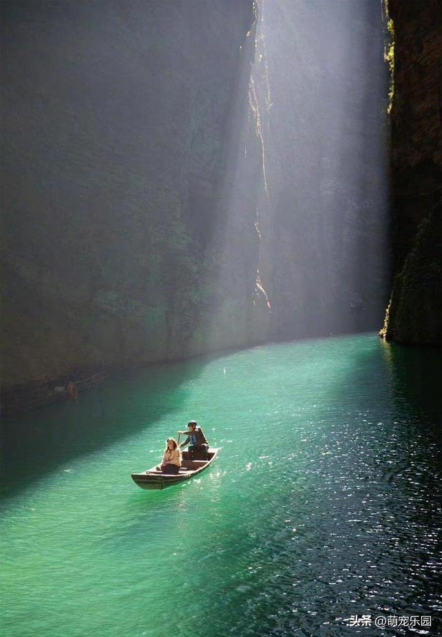 峡谷小溪清澈见底，阳光金束洒水面，小木船如仙境般飘过