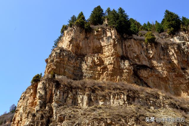 山西宁武石门悬棺：万仞崖龛藏古柩、千年石棺映翠岚