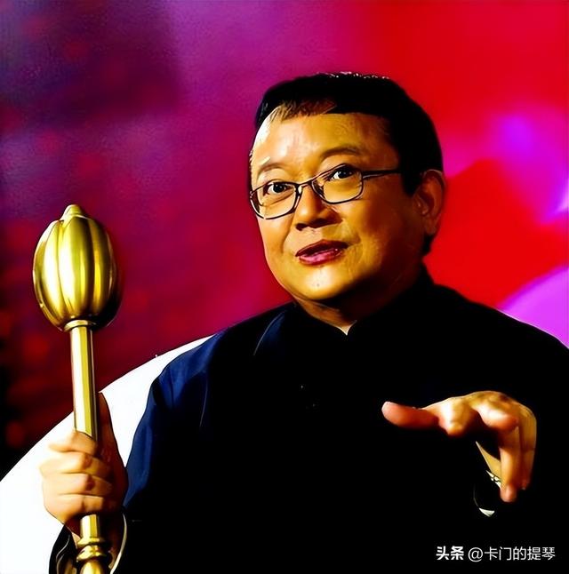 事实证明，被传卖掉上亿豪宅移民美国的王刚，已经走上另一条大道