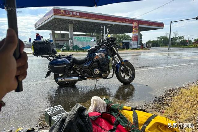 刚从福建进入江西，就无奈地在路边躺平等救援，期间经历暴雨暴晒