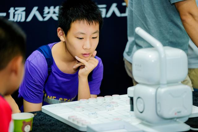 看机器人炫技、买名优产品、吃全国美食……第33届广州博览会开幕