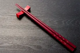 老人说“旧筷子不能乱扔”！家里的旧筷子这样处理才有好运！图片