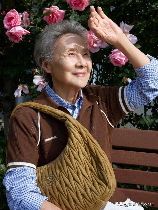 吴彦姝北京被偶遇，她包上挂着labubu好潮，87岁依旧优雅迷人