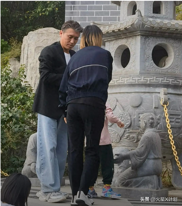 辛柏青带17岁女儿寺庙祈福！父女俩一直牵着手，李乃文也陪着好友