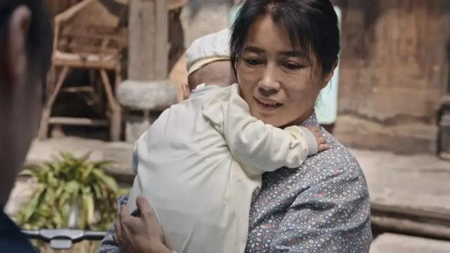 明明同一人,演完《人世间》演《利剑玫瑰》,她反差大差点没认出
