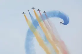 解放军歼10编队飞越7000公里，亮相中东，没带保姆机是硬实力展示图片